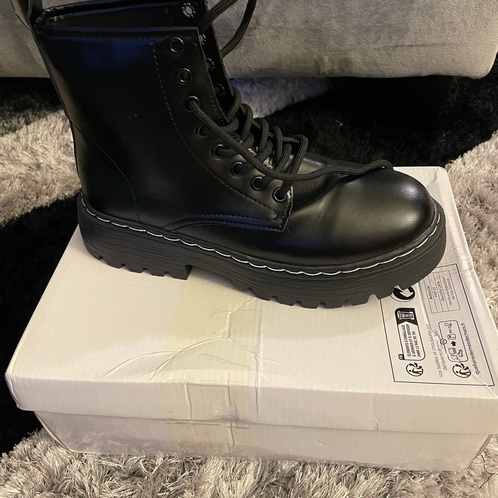 Combat boot only worn once